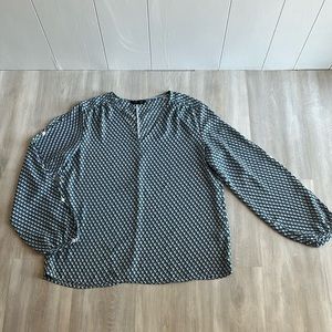 Banana Republic Blouse Women Size Large Lightweight Long Sleeved with Button